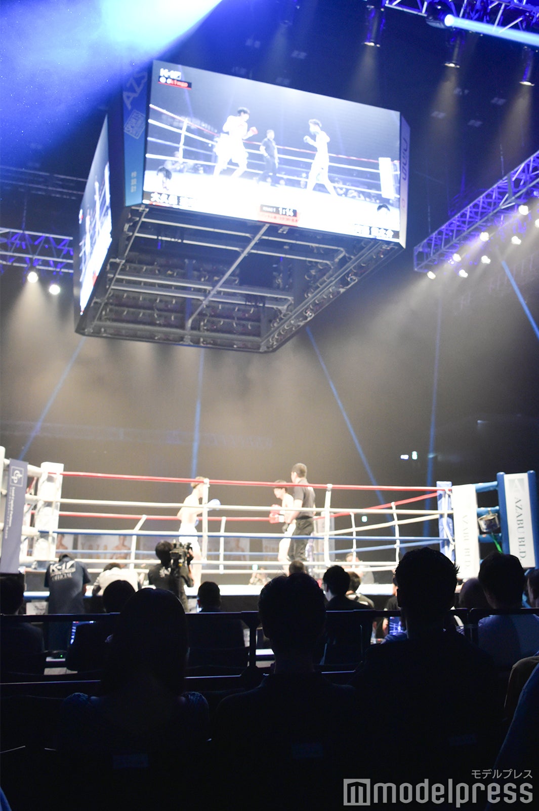 大久保琉唯の試合を観戦する「オオカミ」メンバー（C）モデルプレス