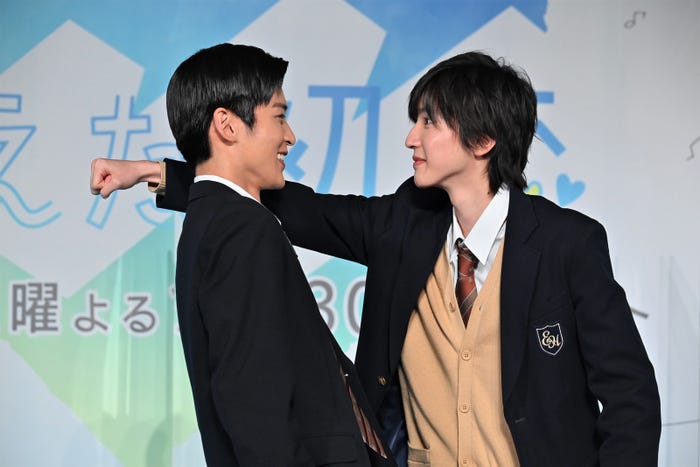 目黒蓮への“壁ドン”シーンを再現する道枝駿佑(C)テレビ朝日