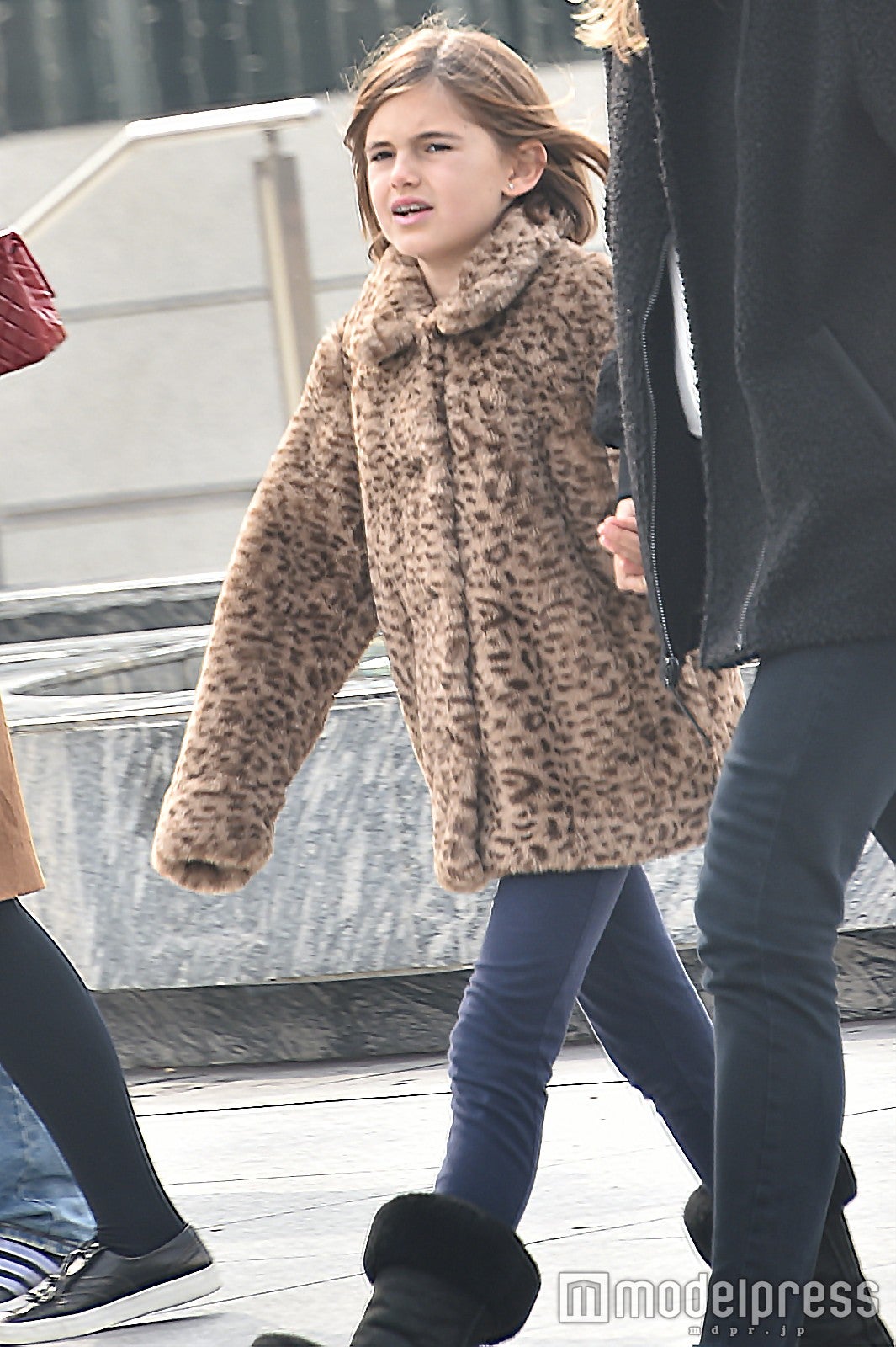 アレッサンドラ・アンブロジオの娘・アンジャちゃんがリハーサルの時間は会場外を散策していた。（C）モデルプレス