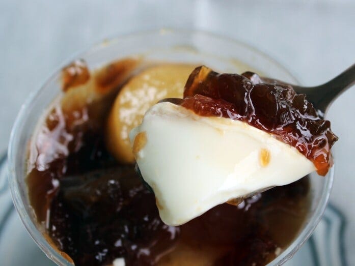 パンナコッタはスプーンから滑り落ちてしまいそうなほど、とろりとなめらか