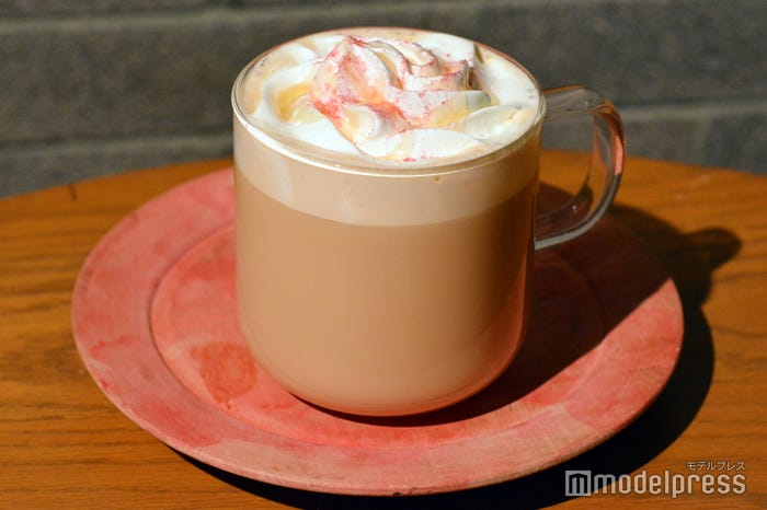 同日発売のストロベリー ラベンダー ティー ラテ(C)モデルプレス