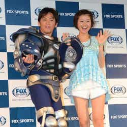 (左から)岡田圭右、鈴木ちなみ