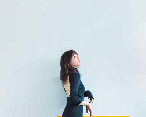 本田翼、美背中ざっくりニットワンピ姿 “オンナっぽさ”最大限に