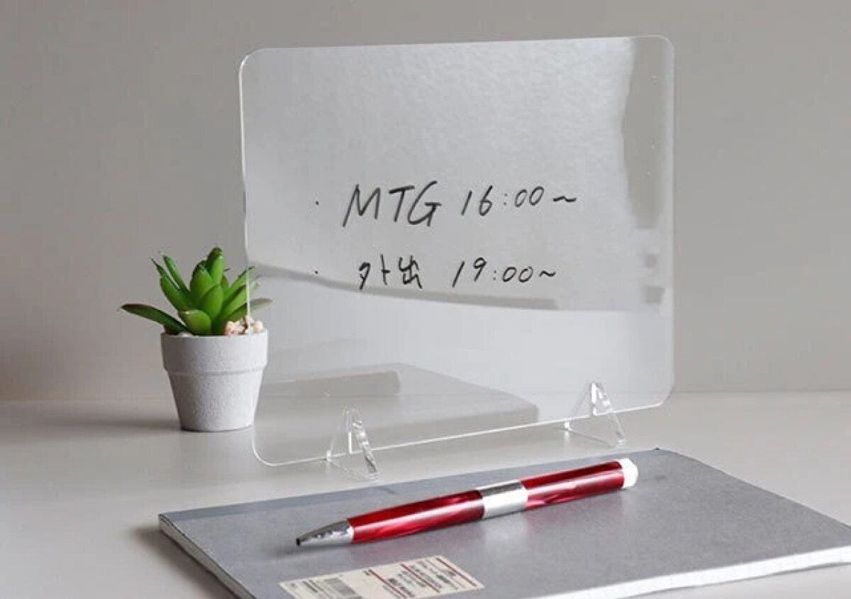 ダイソー 仕事が捗る便利グッズ ダイソーのクリアボードにホワイトボードマーカーで文字を書いた様子