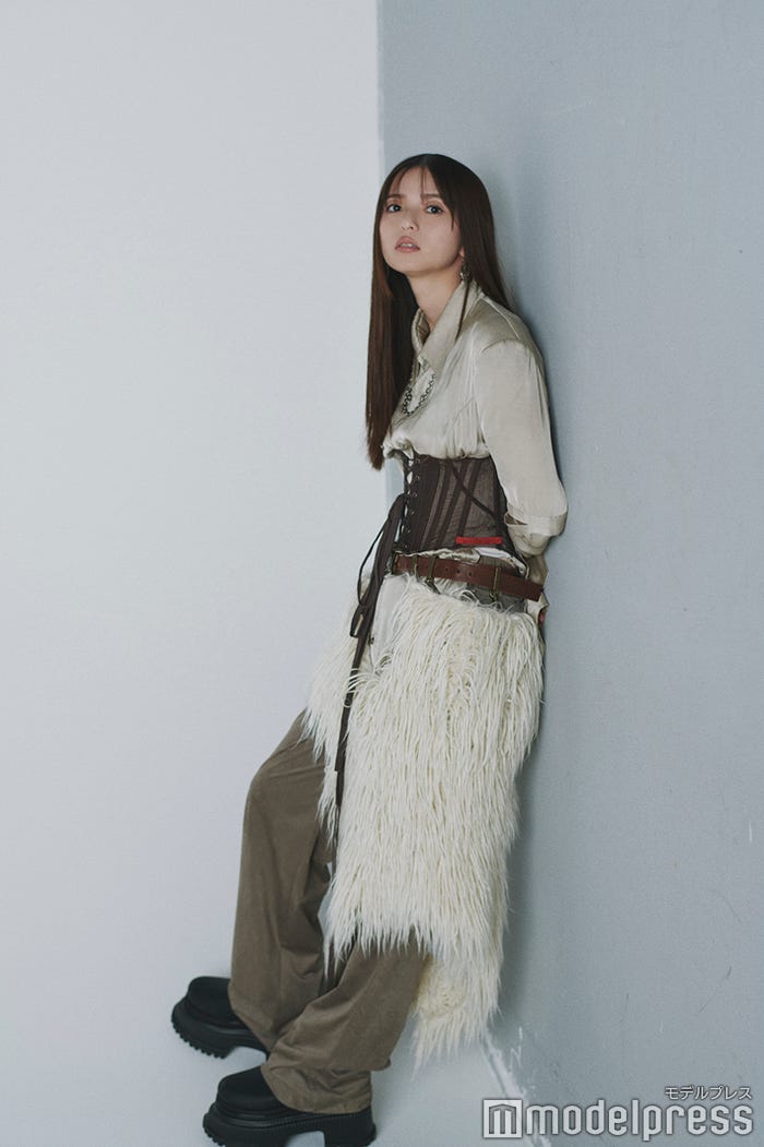 齋藤飛鳥/シャツ、コルセット、パンツ、ウールスカート:すべてmukcyen(Sakas PR)/ネックレス :スティールジェニック/ピアス:アンマリー・シャニョン/右手人差し指シルバーリング、左手中指シルバーリング:c/n/右手中指オパールリング:Moixx/左手中指オパールリング:コフルジュエリー(ロードス)/スタイリスト:市野沢祐大(TEN10)styling/市野沢祐大(TEN10)(C)モデルプレス