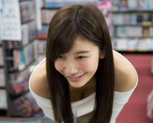 “リアル峰不二子”小倉優香、谷間&太ももギリギリ露出「隠しきれてない」「かなり乱れてる」視聴者から興奮の声漏れまくる<フリンジマン第8話>