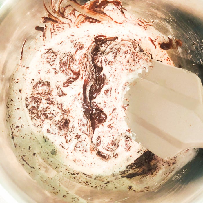 手順2：ボウルにチョコレートと先程の生クリームを入れ、混ぜ溶かす／画像提供：柏原歩