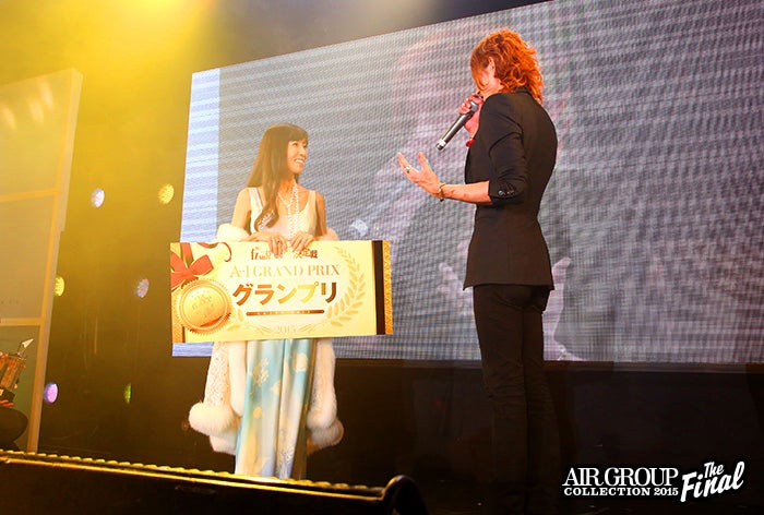 審査員長・川島なお美が渚光を祝福／画像提供：AIR GROUP COLLECTION 2015