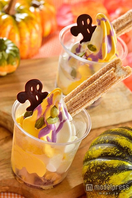 TDL：「ラケッティのラクーンサルーン」クリッターサンデー（ミッキーチュロス＆ミックスソフトクリーム）￥550（C）Disney