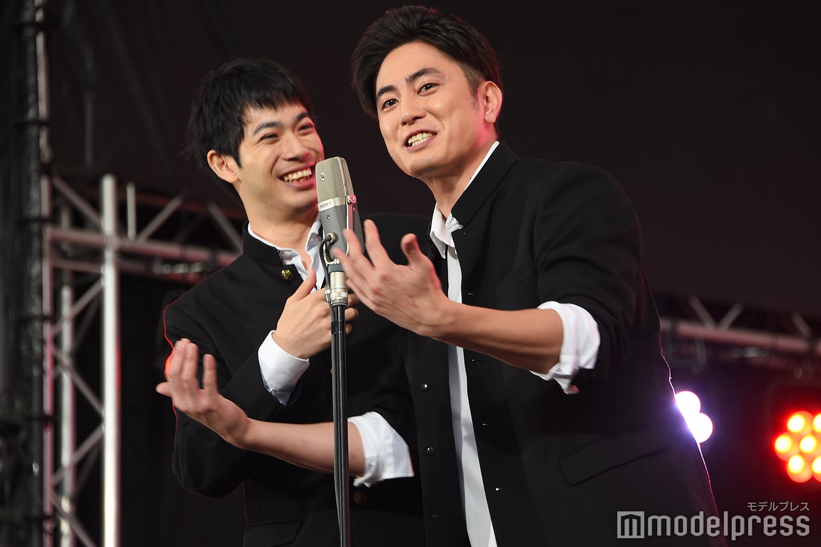 漫才を披露した渡辺大知＆間宮祥太朗（C）モデルプレス