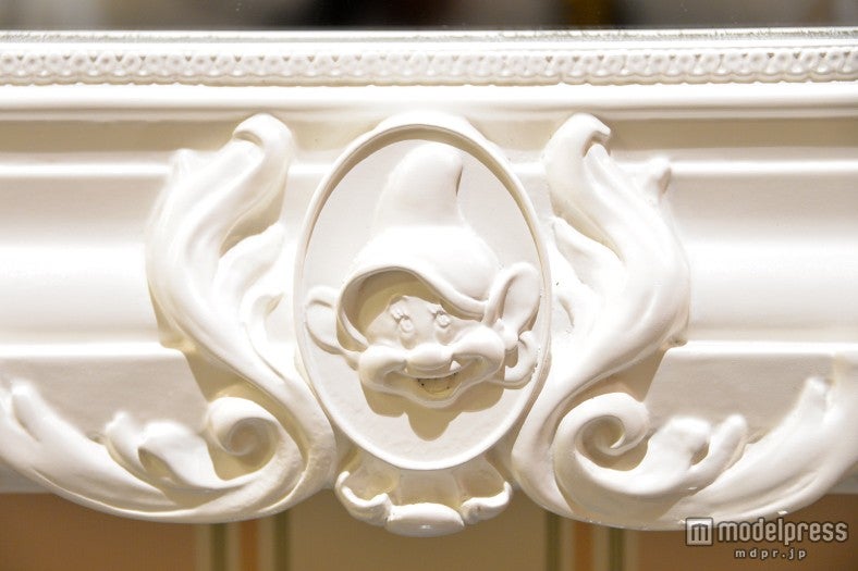 ミラーの縁に七人のこびとがあしらわれている