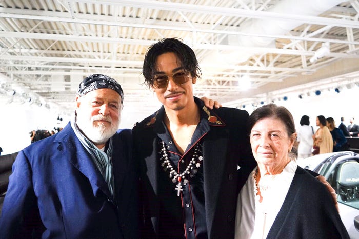 ブルース・ウェーバー(左)との写真(写真提供:所属事務所)