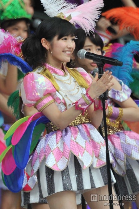 3位を獲得した渡辺麻友/「AKB48 スーパーフェスティバル ~日産スタジアム、小(ち)っちぇっ!小(ち)っちゃくないし!!~」ライブパフォーマンスの様子