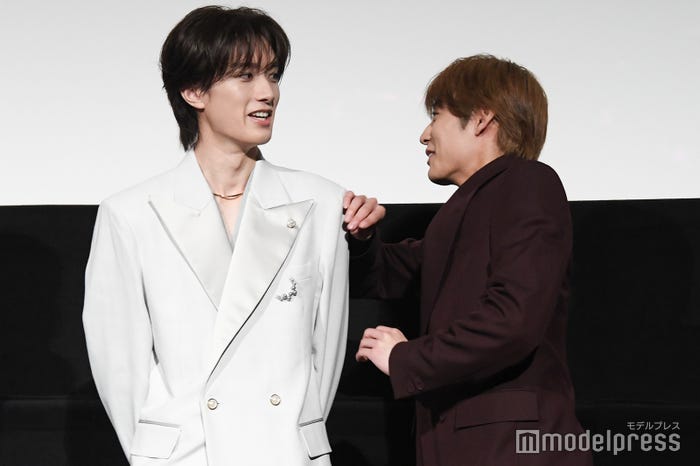 hitomiのサプライズ登場に驚く山中柔太朗、高松アロハ(C)モデルプレス