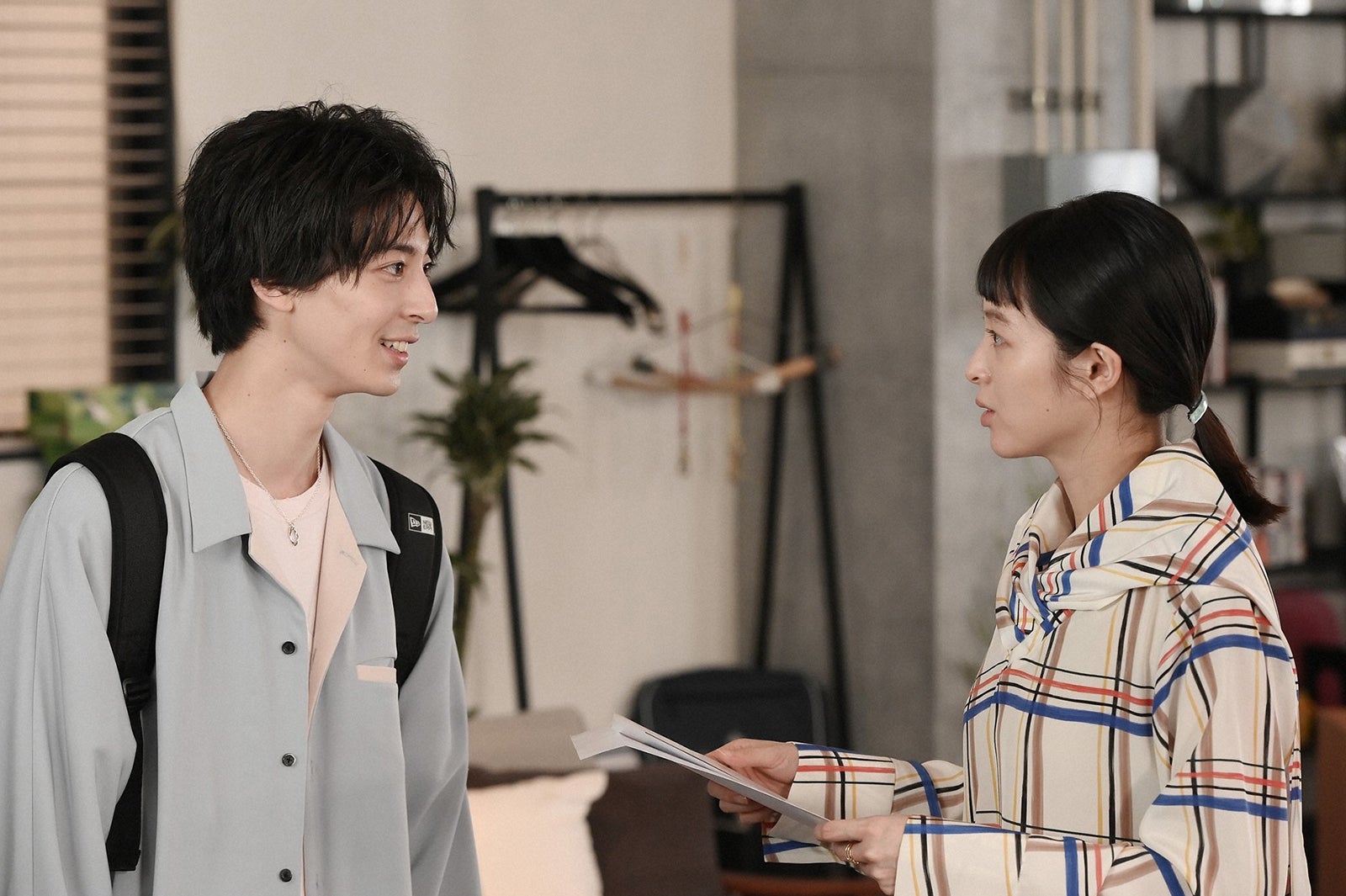 高杉真宙、清野菜名／「婚姻届に判を捺しただけですが」第3話より（C）TBS
