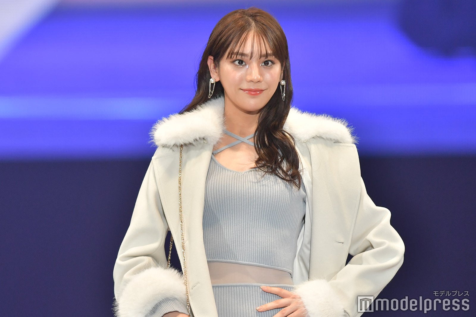 貴島明日香、胸元チラ見せ SEXYニットワンピ姿＜札幌コレクション 2023 A／W＞