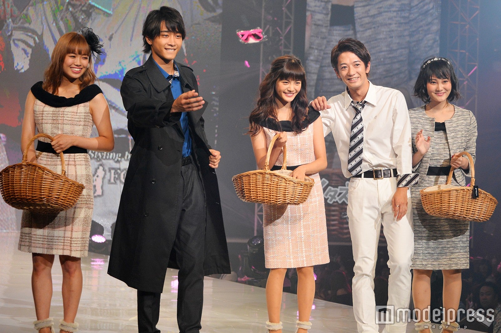 「イタズラなKiss THE MOVIE～ハイスクール編～」ステージ／（左から）山口乃々華、佐藤寛太、美沙玲奈、大倉士門、灯敦生（C）モデルプレス