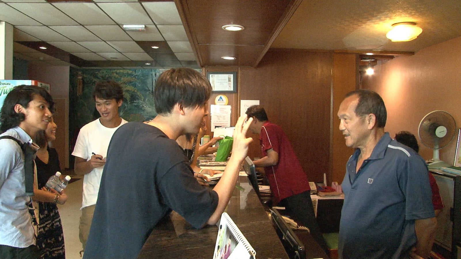 中国語で交渉するトム／「あいのり：Asian Journey」第19話より（C）フジテレビ