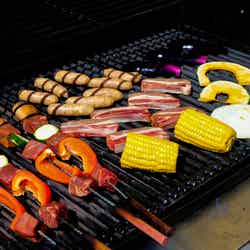 アウトドアディナーの醍醐味、BBQ(提供画像)