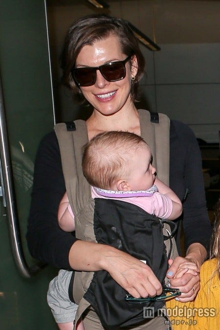 4月に生まれた次女を抱っこしたミラ・ジョヴォヴィッチ。FameFlynet Pictures/Zeta Image