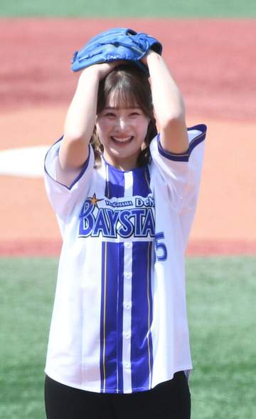 「こんなんアイドルやん」ハマスタ降臨の人気美女が頭抱えてあちゃ～ キュートな姿にネット騒然「やっぱ華ある」「可愛いと思ったら」