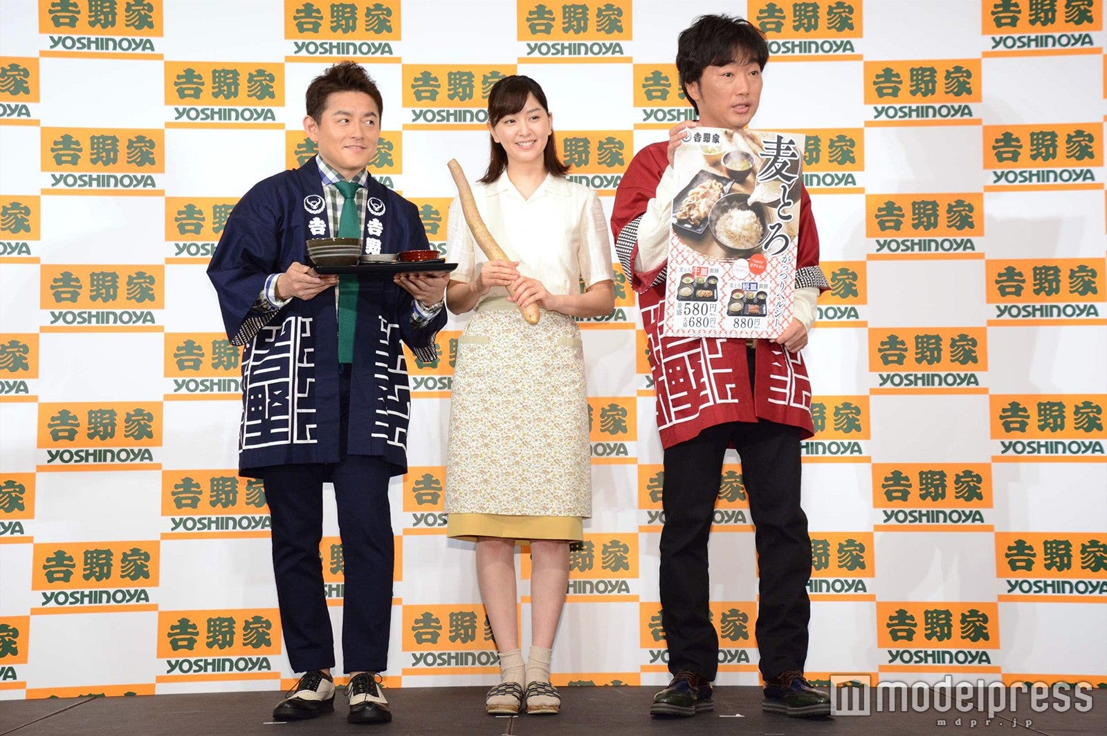 井戸田潤、石橋杏奈、小沢一敬（C）モデルプレス