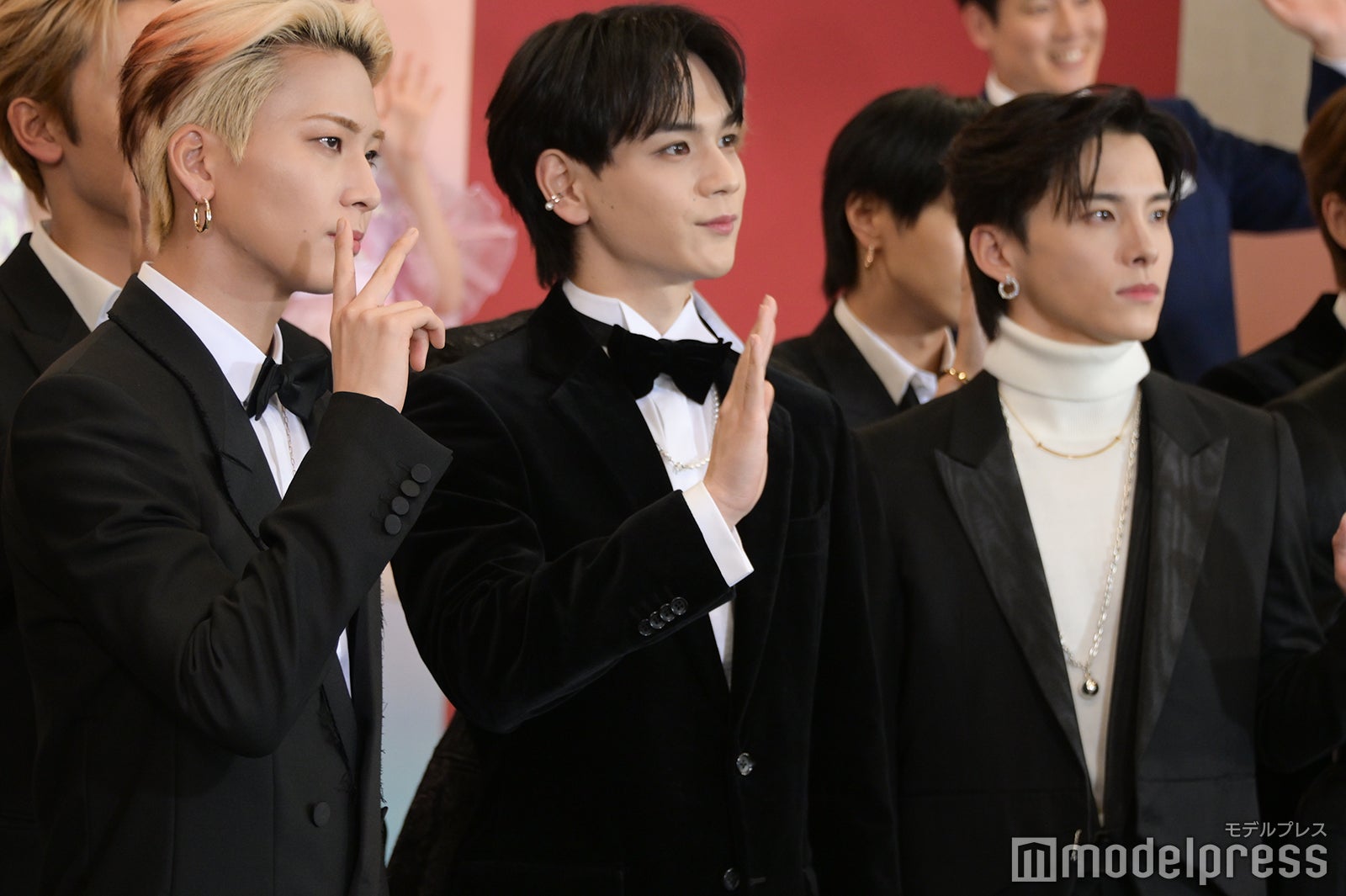 手を振る川尻蓮、豆原一成、川西拓実／JO1（C）モデルプレス