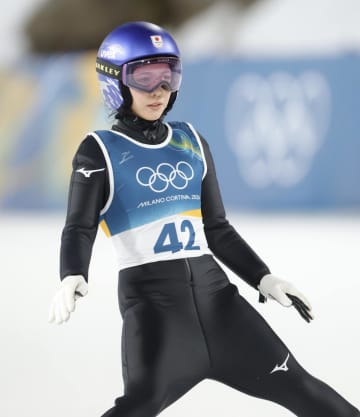 高梨沙羅 1本目は17位 飛距離伸ばせず114m 厳しい追い風に泣く 高梨の3人後からゲート上がる NHK解説苦言「もっと早く上げてほしかった」 女子初のラージヒル