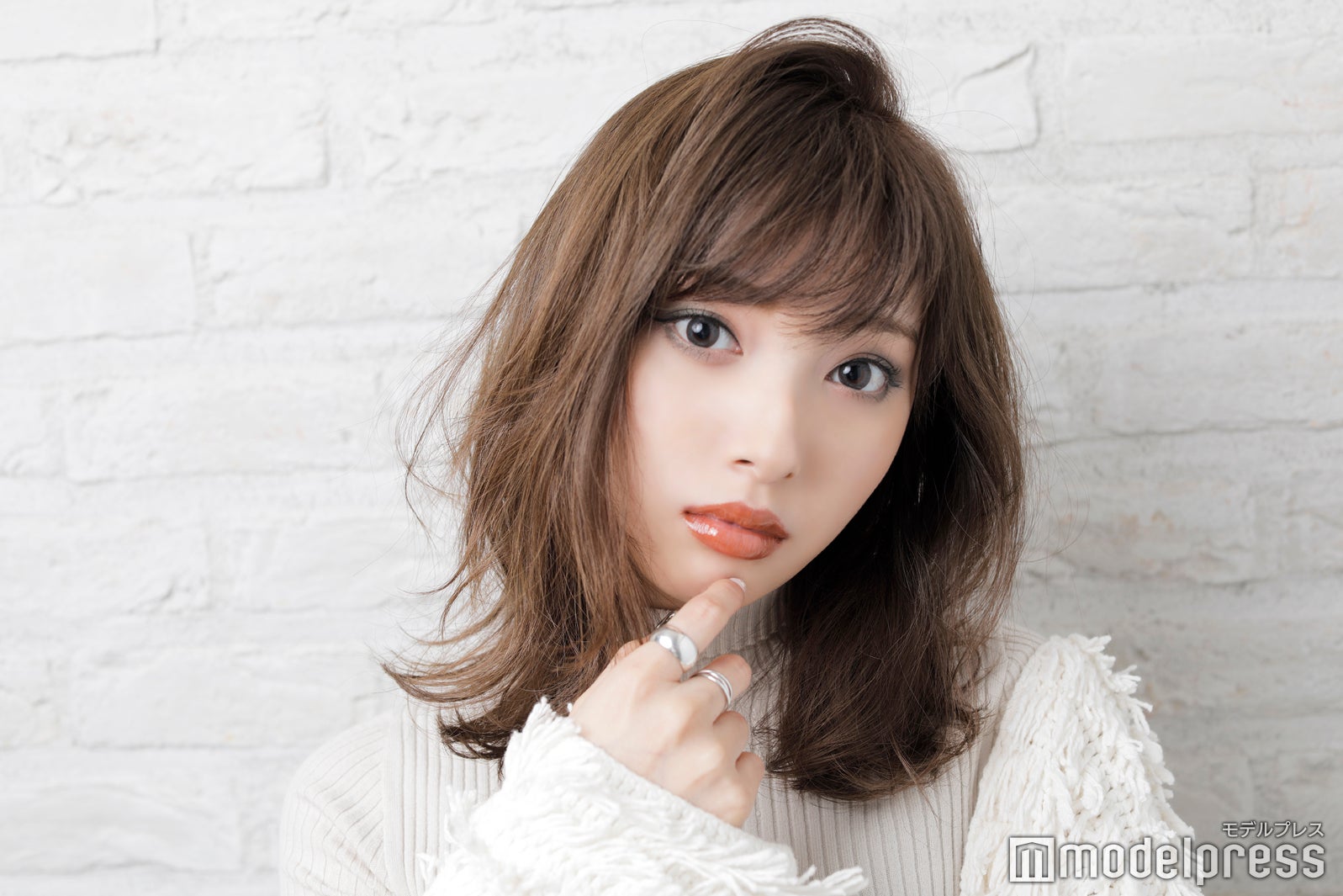 深い眼差しにドキッとさせて（C）モデルプレス