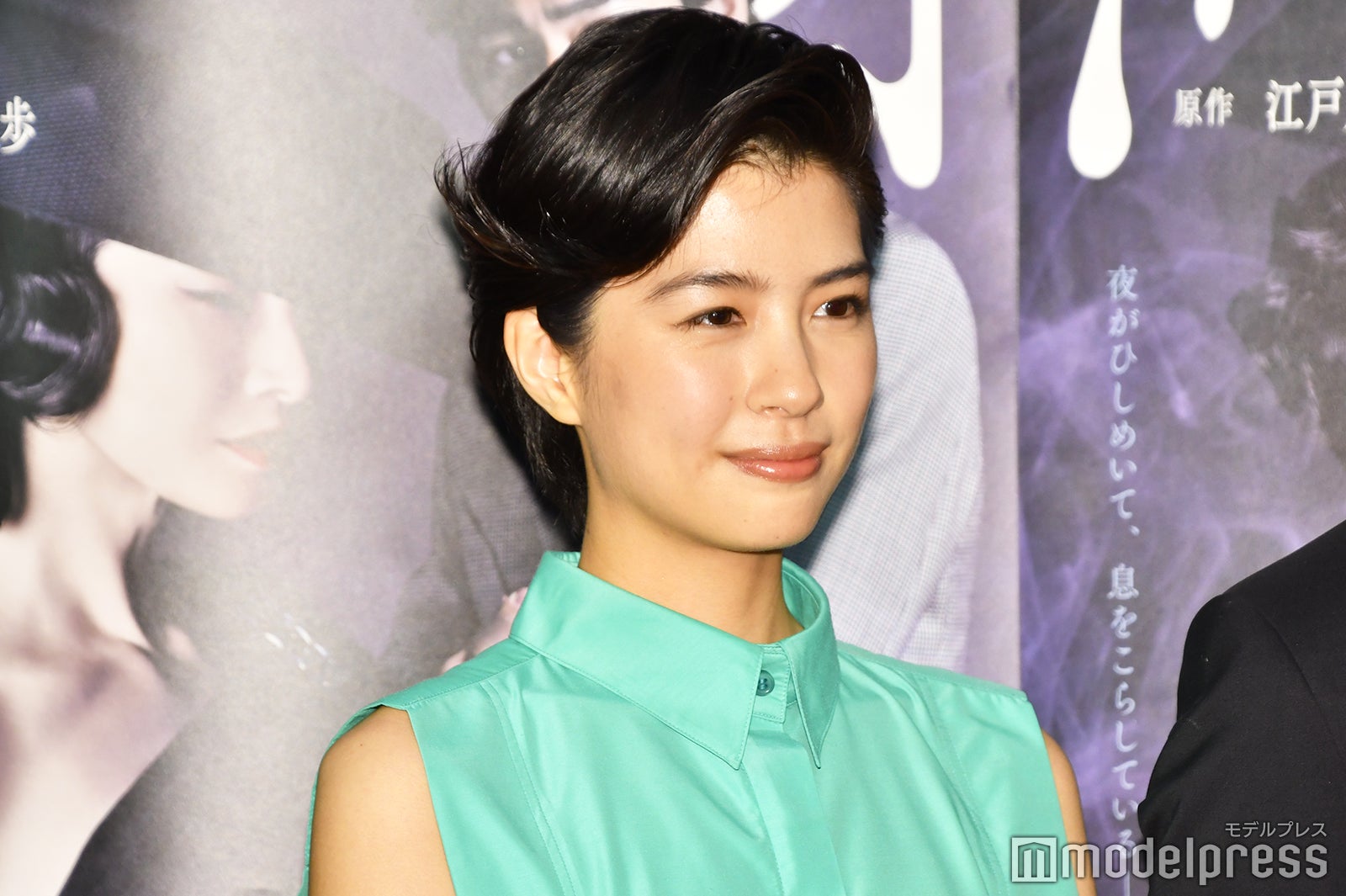 黒髪の佐久間由衣（C）モデルプレス