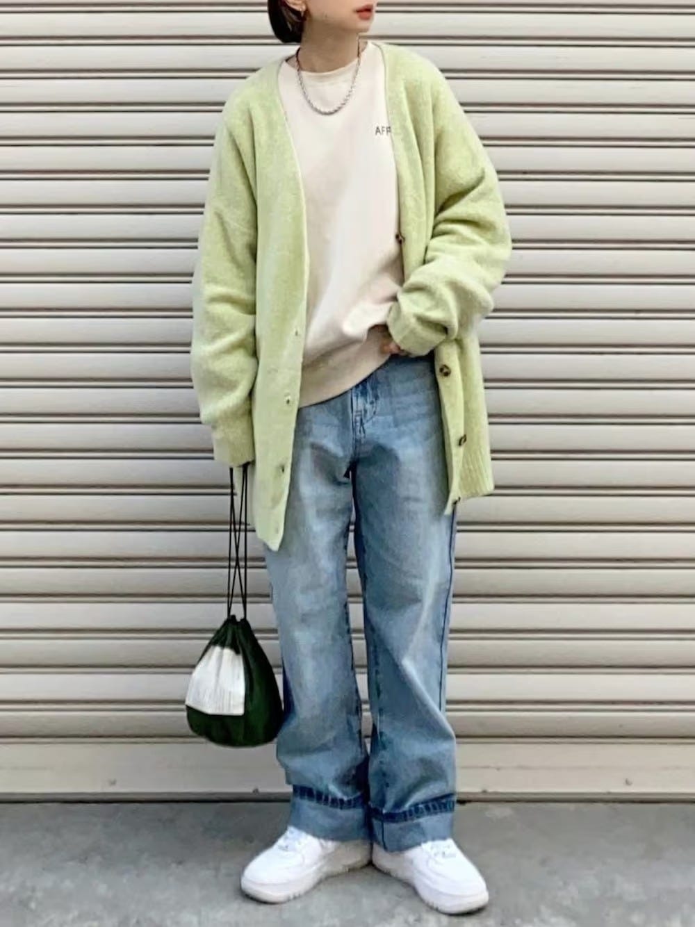 ユニクロ　uniqlo　レディース　おすすめ　オススメ　コスパ　2023　冬　デニム　デニムコーデ　カーディガン　グリーン　スニーカー