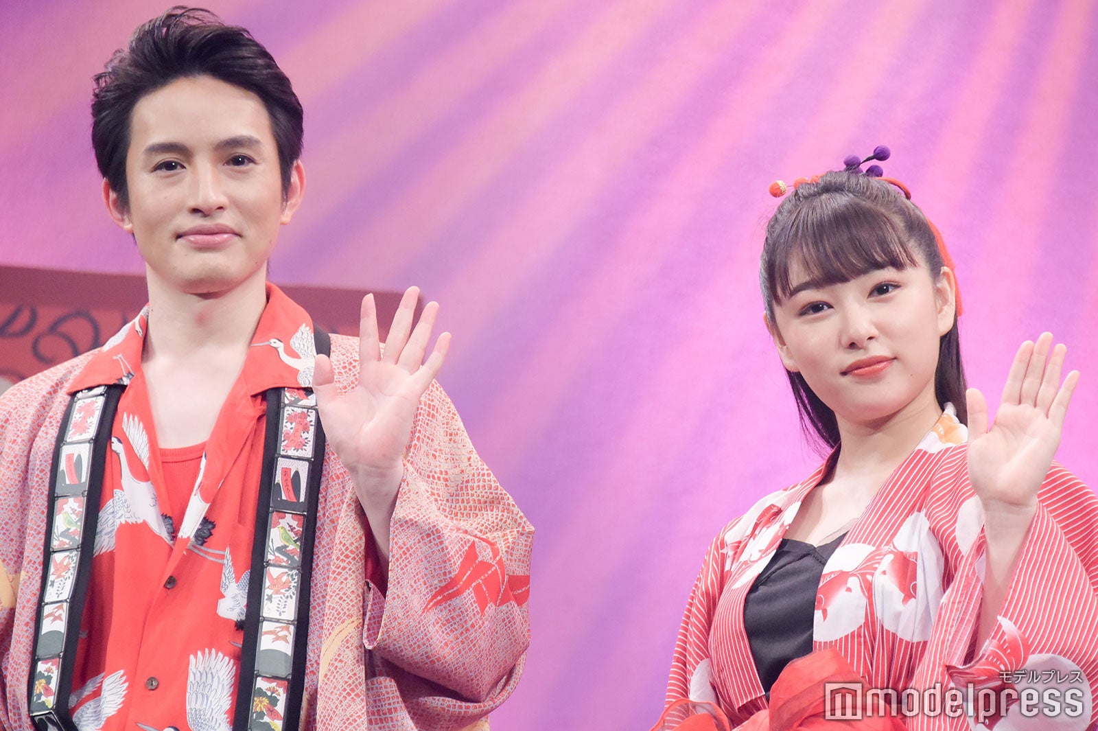 初対面で「抱き合っている」ポーズの撮影をした“人見知り”の浜中文一と桜井日奈子（C）モデルプレス