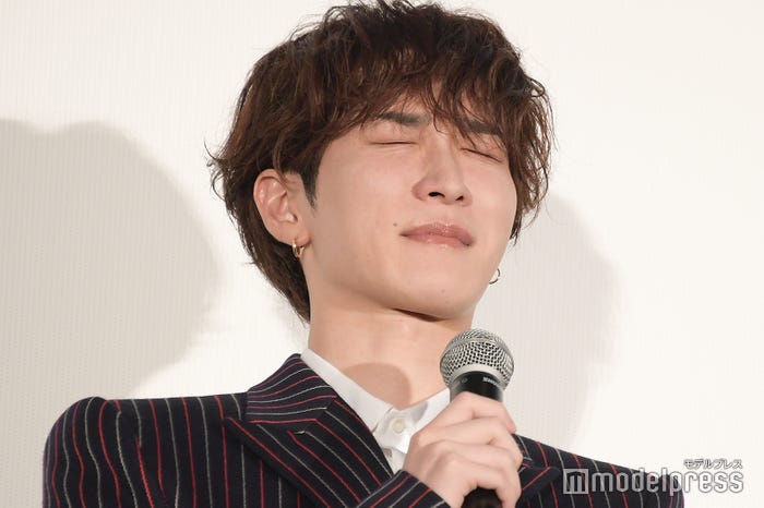 撮影裏側を明かされ「全然よくない」とタジタジな渡辺翔太(C)モデルプレス