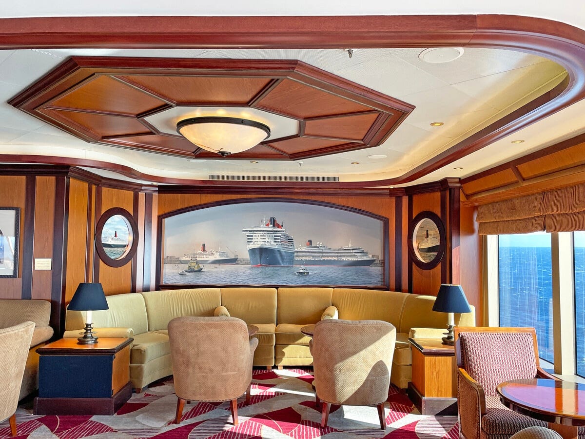 優雅な時間を過ごせる船首の展望ラウンジ「コモドアー・クラブ」