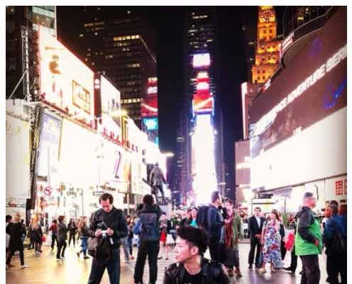 渡米のピース綾部祐二のインスタ、千鳥ノブのコメントが話題 ツッコミ待ちするファン続出