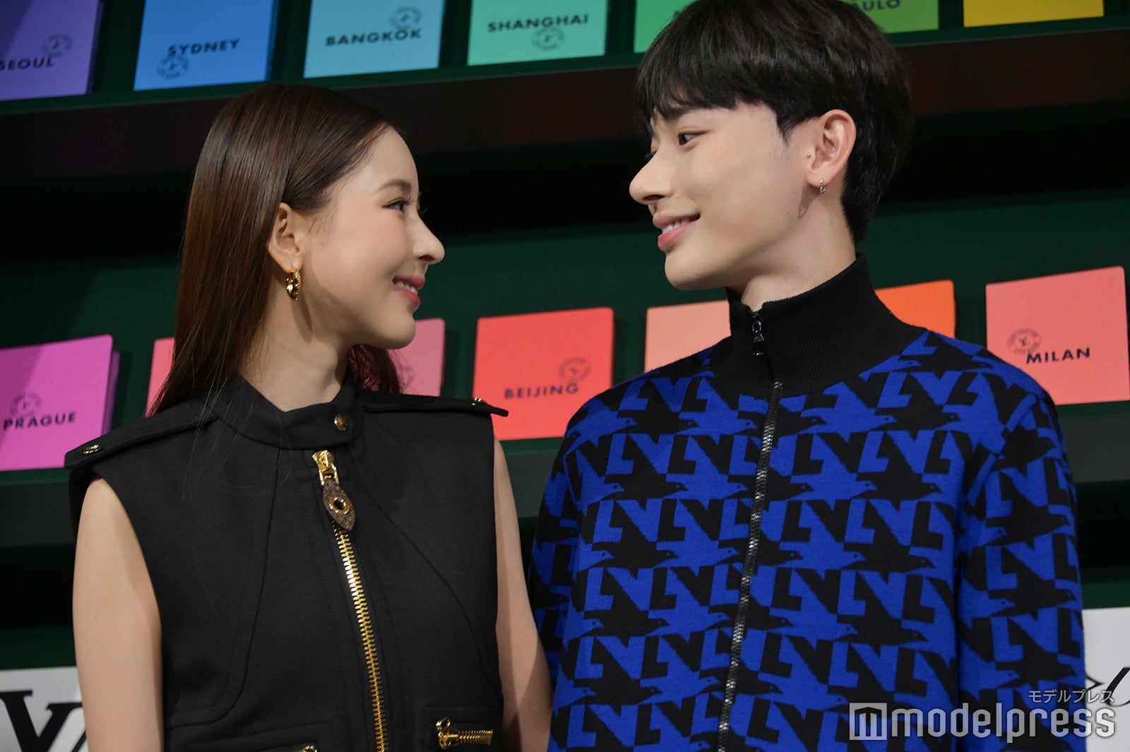 顔を見合わせるミチ、よしあき（C）モデルプレス