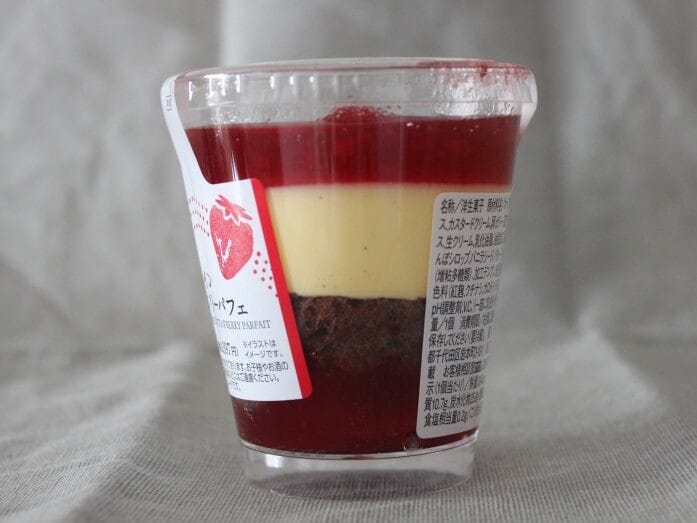 最上部と最下部がイチゴのパーツで、その間にカスタードとチョコスポンジの層が重なっています