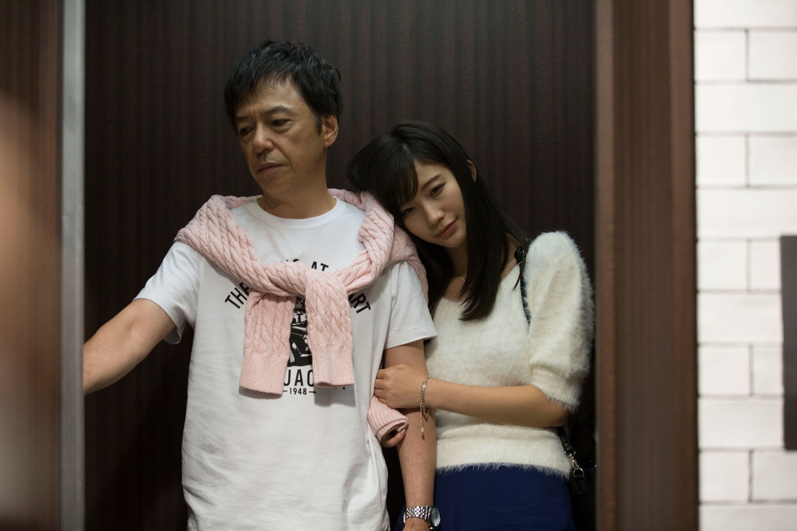 板尾創路、小倉優香／「フリンジマン ～愛人の作り方教えます～」第9話より（画像提供：テレビ東京）