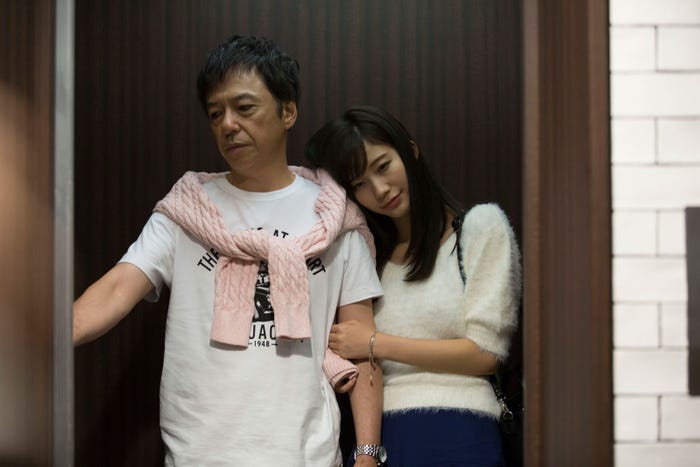 板尾創路、小倉優香/「フリンジマン ~愛人の作り方教えます~」第9話より(画像提供:テレビ東京)