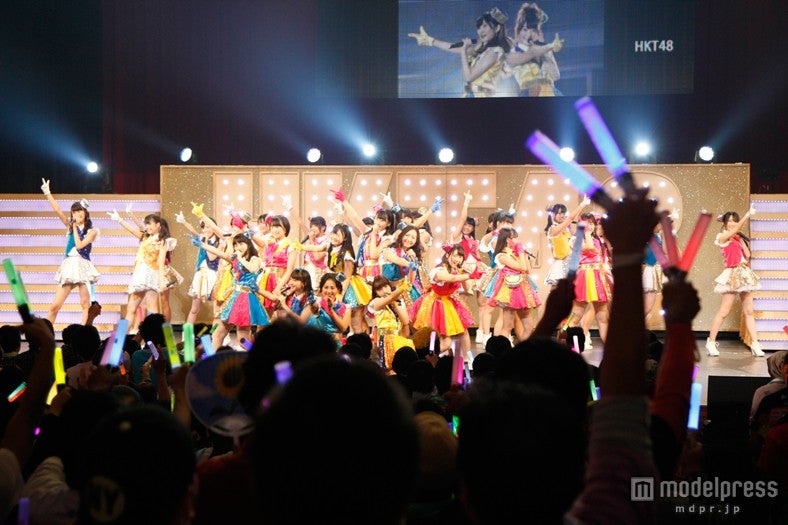 HKT48（C）AKS／生中継の様子