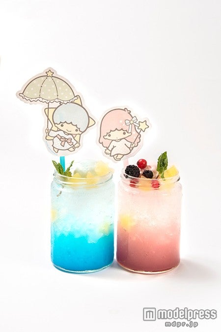 （左から）「キキのドリーミーソーダ、 ララのスウィートソーダ」各￥780／画像提供：PARCO