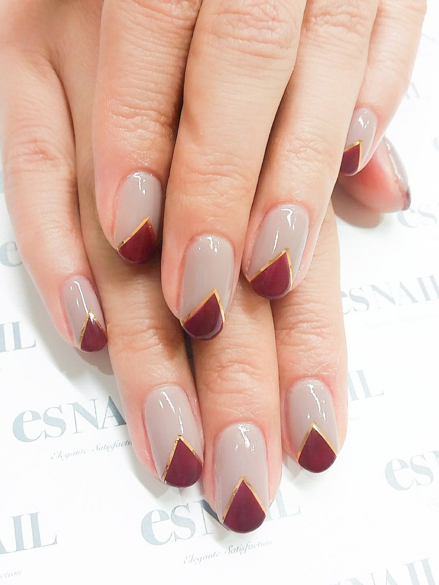 グレー×ボルドーの相性は◎／画像提供：esNAIL