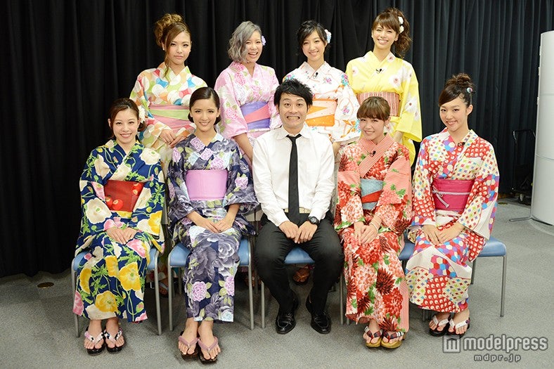 Flower（前列左より）中島美央、藤井萩花、トミドコロ、鷲尾伶菜、重留真波（後列左より）武藤千春、市來杏香、坂東希、佐藤晴美