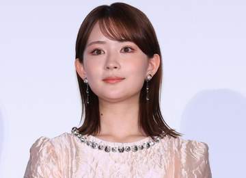 畑芽育 激変のデコだし金髪オフショットに「髪の艶が美しすぎる」「えぐい破壊力」「お姫様みたい」