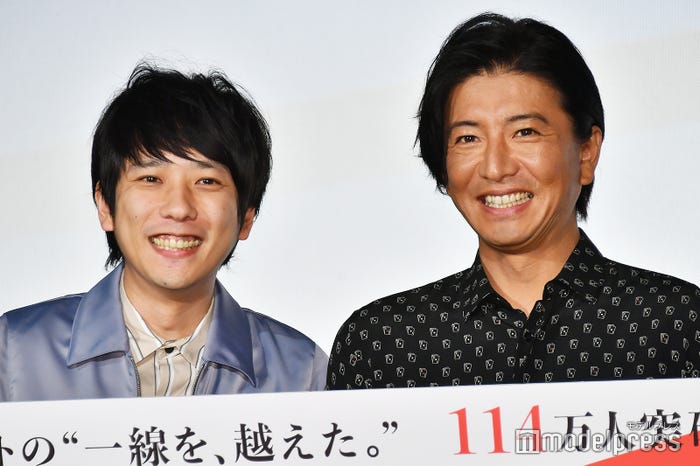 とにかく笑顔いっぱいの二宮和也&木村拓哉(C)モデルプレス