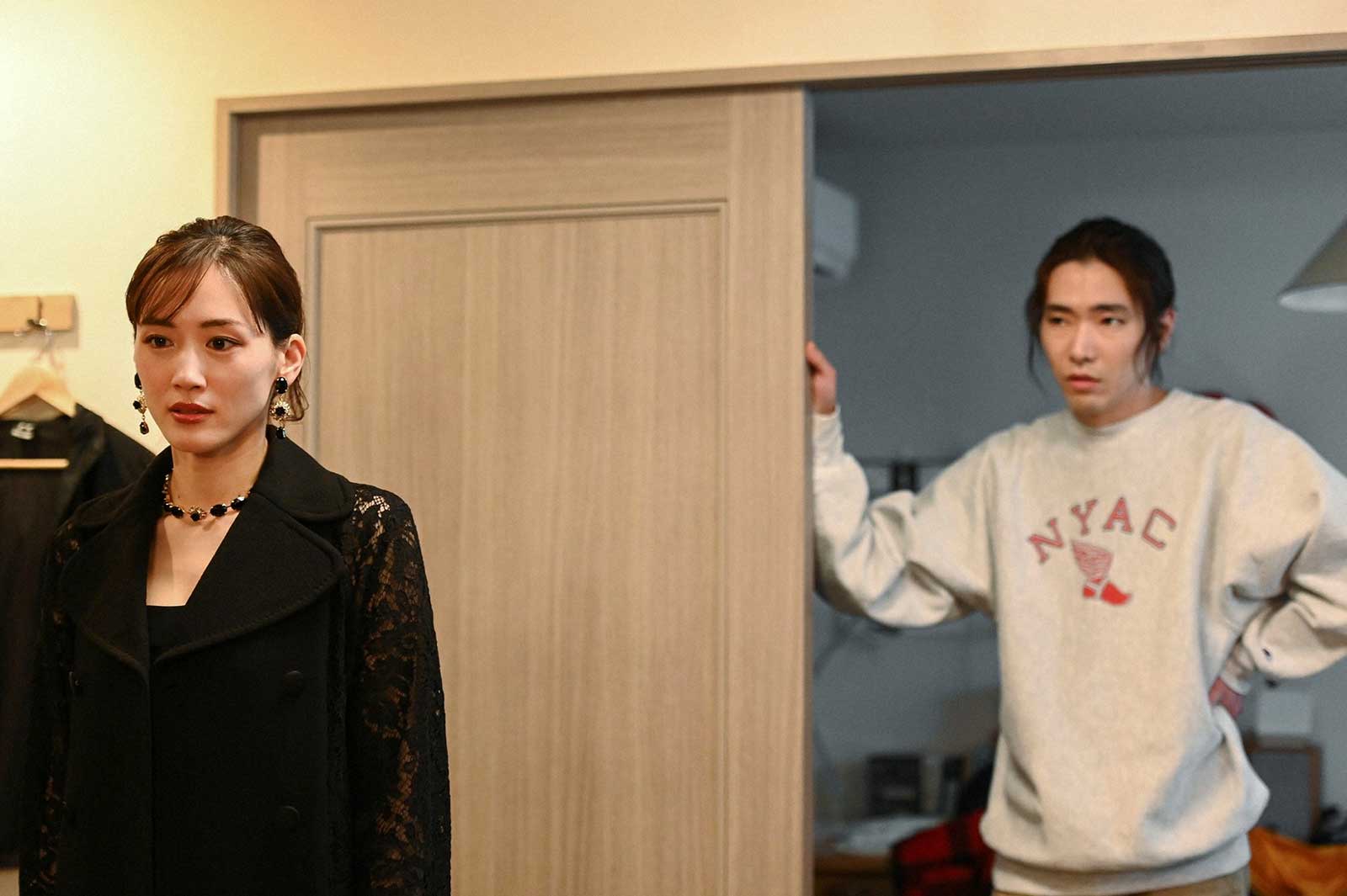 綾瀬はるか、柄本佑「天国と地獄 ～サイコな2人～」第5話より（C）TBS