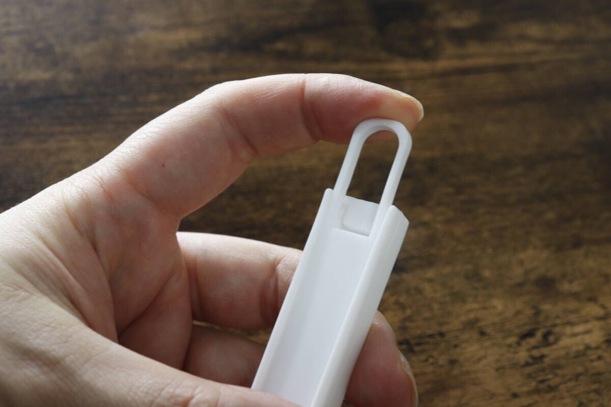 サッシ用ほうきセット上部の輪っか部分を右手の指で押している サッシ用ほうきセット上部の輪っか部分を右手の指で押している