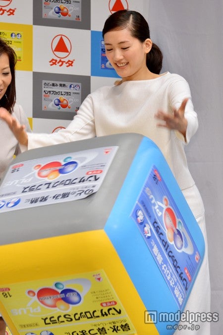 「ベンザブロックシリーズ」特大サイコロを投げる綾瀬はるか