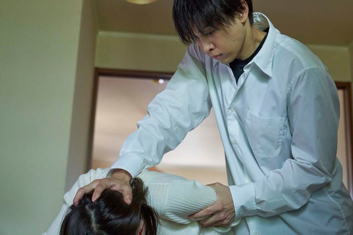 松井玲奈、堀夏喜「少年のアビス」第7話より(C)峰浪りょう・集英社/「少年のアビス」製作委員会・MBS