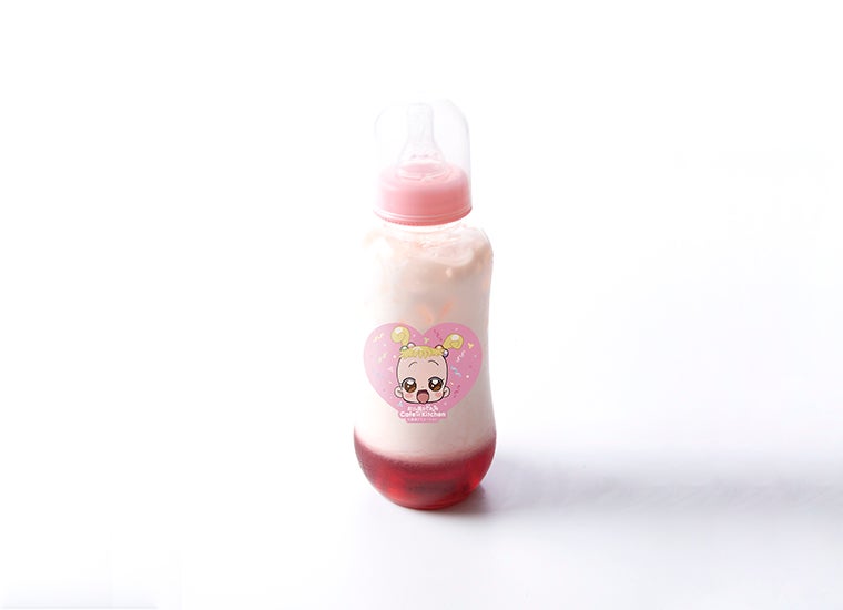 ハナちゃんの哺乳瓶ミルクティー990円（C）東映アニメーション